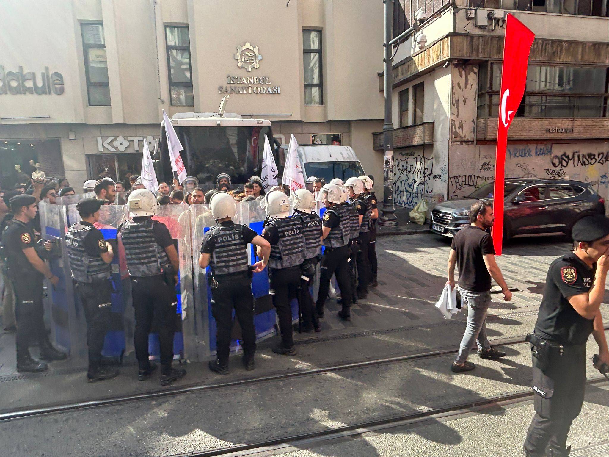 Maaş Hakkı İçin Eylem Yapan Öğretmenler Gözaltına Alındı ! 